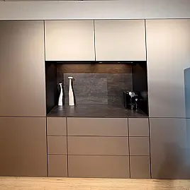 Puristische Eleganz in Platinum - modernes Möbeldesign mit Akzentnische