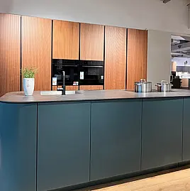 Petrol trifft Natur - ausdruckstarkes Küchendesign mit Charakter