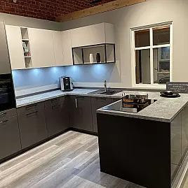 Moderne U-Küche mit Kochfeldabzug & NEFF Slide & Hide-Backofen