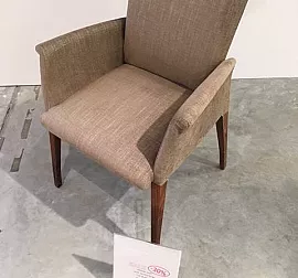 - gemütlicher Stuhl mit Armlehne