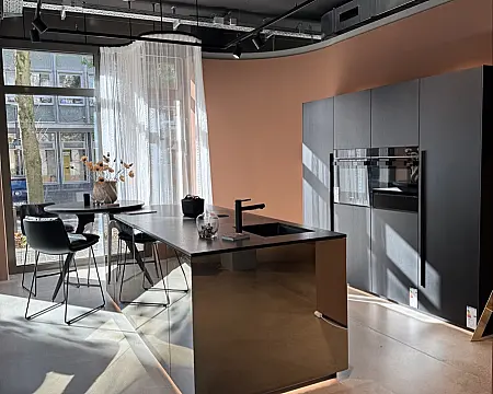 next125 next125 // NX912 Glas matt platin metallic // Spiegelglas bronze // Eiche onyxschwarz // Standort Essen · Ausstellungsküche // Design-Highlight // modern // extravagant // Standort Essen