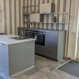Moderne kompakte Zweizeilen-Küche Quarzgrau mit Siemens Elektrogeräten