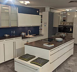 Elegante und hochwertige Einbauküche bestehend aus 2 Zeilen und 1 Kochinsel in Weiss Hochglanz 5-fach lackiert mit Siemens Elektrogeräten