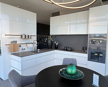 Leicht SIRIUS Hochglänzende Brilliantlackoberfläche in Farbe Firn · SIRIUS Hochglänzende Brilliantlackoberfläche in Farbe Firn mit einer Keramik Arbeitsplatte Pietra di Piombo silk