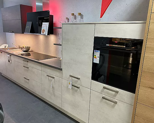 Moderne Küchenzeile mit Waschmaschinenumbau - Nobilia Weißbeton / Beton Schiefergrau
