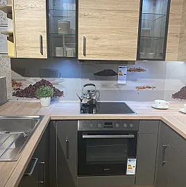 Küche Grau Matt mit Holz kombiniert U-Form