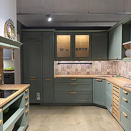 Landhausküche Pastellgrün mit Holzarbeitsplatte