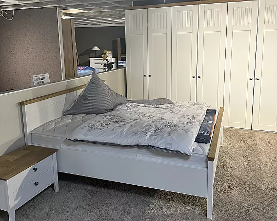 Schlafzimmer in Lack weiß und Akzent Wildeiche - Disselkamp CASTELLINO