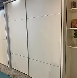 Schwebetürenschrank in Polarweiß mit Beleuchtung