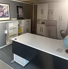 Bürokombination in weiß mit Bügelgriff in Anthrazit