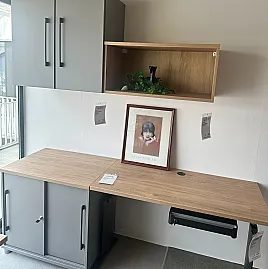 Schreibtischkombination in Mittelgrau und Hickory Eiche Nachbildung