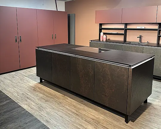 hochwertige Inselküche in Steinfurnier schwarz-rostao und Arbeitsplatte in Echtglas schwarz - NEO Slate S40