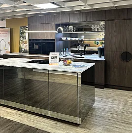moderne Inselküche mit Spiegelfront