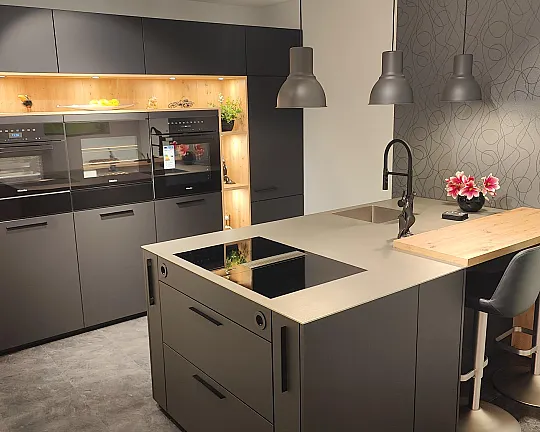 Moderne schwarze Küche mit matt lackierter Front - Fino Matt