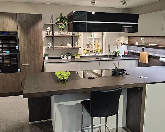 Hochwertige grifflose Küche mit Schichtstofffront - Tocco / Synthia