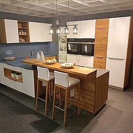 Massivholzküche  mit Glasarbeitsplatte und hochwertiger Geräteausstattung