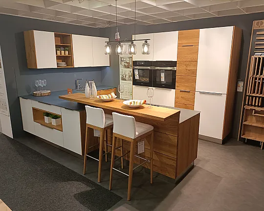 Massivholzküche  mit Glasarbeitsplatte und hochwertiger Geräteausstattung - Calezzo