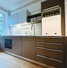 "elegante Küchenzeile mit hochwertiger Ausstattung und kostbaren Materialen bzw. Details"
