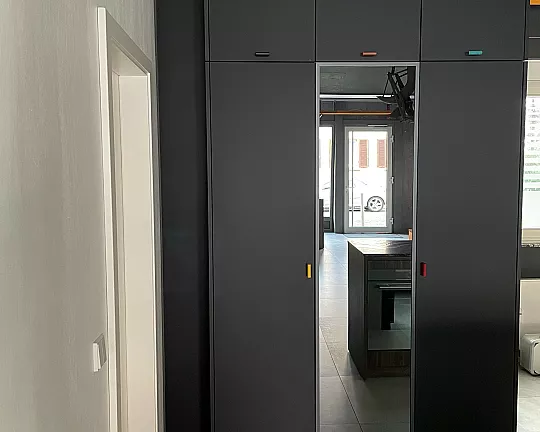 Designschrank in schwarz matt mit Grauspiegel und Leder - S187 | Die Manufaktur