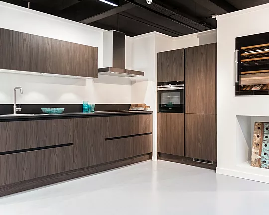 X-line Eiken Sepia - Rechte keuken met kastenwand in houtdecor