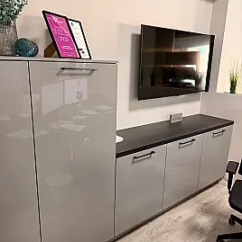 Officeplatz mit Highboards und Unterschränken