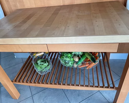 Vierbeiniger Tisch - Rüstblock Holz hell