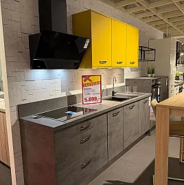 Moderne Küche in Beton Optik Schiefer Dunkelgrau mit Currygelben Hängeschränken