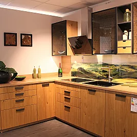 Schöne L-Küche in Asteiche mit alleinstehendem Design-Geräte-Hochschrank in Waldgrün