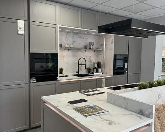 Moderne Landhausküche mit integrierter Sitzmöglichkeit - Lugano Lack Lava, kombiniert mit der Marmor Bianco Arbeitsplatte