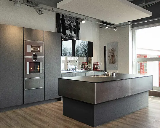 Vulkaneiche mit Industriestahl und Glas schwarz matt - Elementa Küchen Art Vorführküche Industriestahl PG9