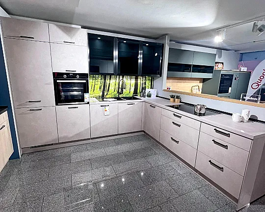 Moderne  L-Küche mit schwarzen Glas-Hängeschränken - Riva Beton Sand