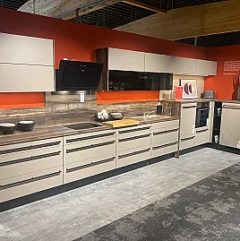 Moderne L-Form Küche mit E-Geräten und Fronten in 112 Cappuccino Arbeitsplatte Wildahorn Nachbildung Alpine, modern ausgestattet