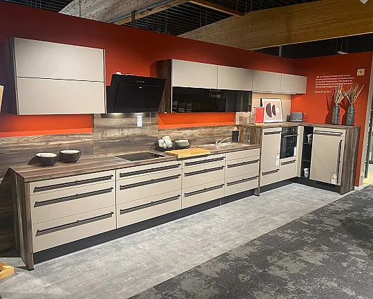 Moderne L-Form Küche mit E-Geräten und Fronten in 112 Cappuccino Arbeitsplatte Wildahorn Nachbildung Alpine, modern ausgestattet - IP 1200