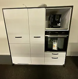 moderne Küchenzeile mit Keramikarbeitsplatte