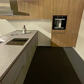 moderne Einbauküche Grifflos Betonoptik und Holzdekor
