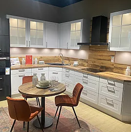 Landhausküche Space Grey und Hunton Eiche NB helle Küche Landhaus mit Holz-Akzenten L-Form