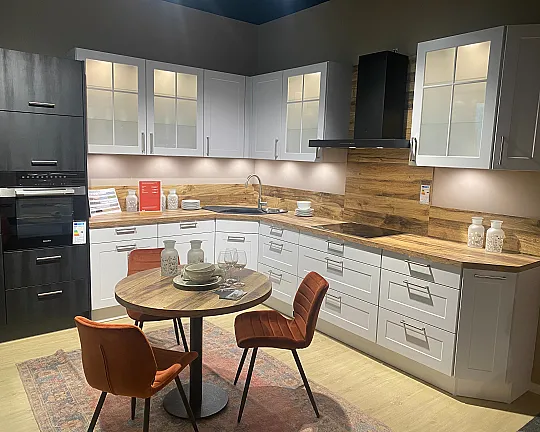 Landhausküche Space Grey und Hunton Eiche NB helle Küche Landhaus mit Holz-Akzenten L-Form - IP 2450