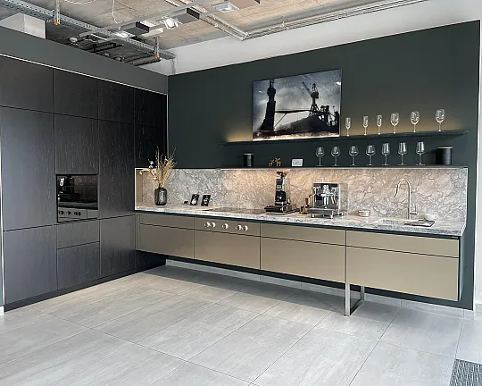 TOP-Designerküche aus unserer Ausstellung - Metallo Champagner / Cortina Eiche