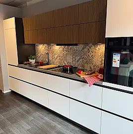 Moderne Designküche im Farbmis Kristallweiß matt und Rillenoptik Eiche dunkel ohne Geräte