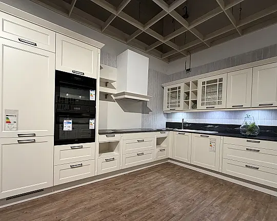 Moderne Landhaus Küche von Nobilia Front:883 Magnolia matt - Mondo Kollektion