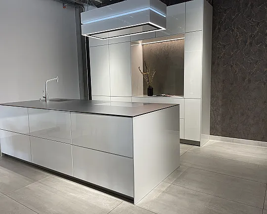 TOP Designer-Küche trifft auf Edelstahl - PICCO hochglanzlack weiß