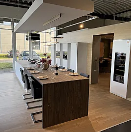 Puristische Küche mit sehr vielen hochwertigen Extras