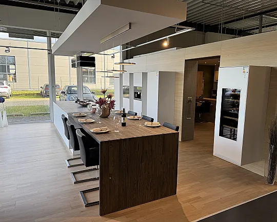 Puristische Küche mit sehr vielen hochwertigen Extras - Front Zerox HPL Snow mit 4mm warm gewalzter Edelstahl Arbeitsplatte