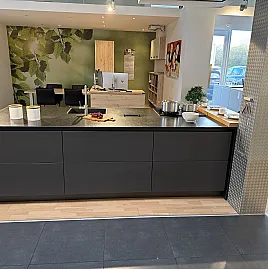 Moderne Küche in Carbon / Echtholz mit Granit Arbeitsplatte
