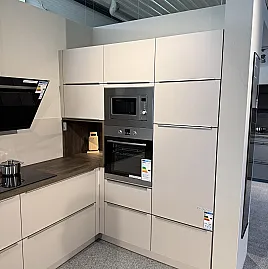 Moderne U-Küche mit Kuststoff Arbeitsplatten