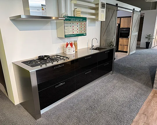 Küchenblock schwarz hochglanz mit Edelstahl Arbeitsplatte - Front schwarz hochglanz lackiert