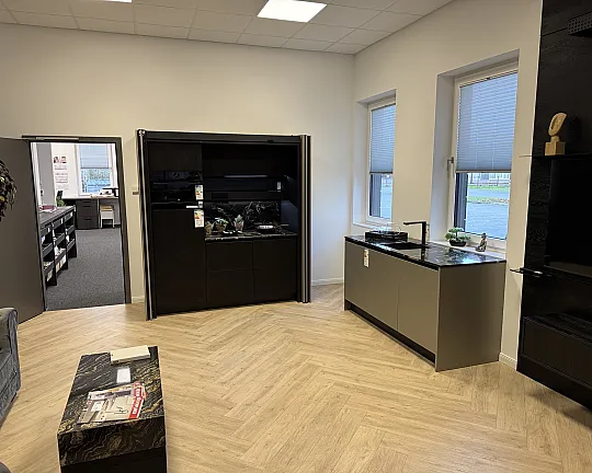 Koje 1 - Memory 430 Black / Class VM 233 Light Bronze / Naturstein Arbeitsplatte