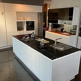Exclusive Küche mit Granitplatte, grifflos Mattlack weiß
