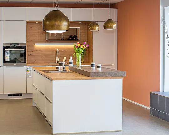 moderne gemütliche offene Küche mit Kochinsel - Häcker Clasic Loft polarweiß Softlack kombiniert mit Sommereiche