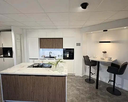 Moderne Zeile mit Insel und Muldenlüfter - Velluto Weiß matt kombiniert im Stripe Wood Creme